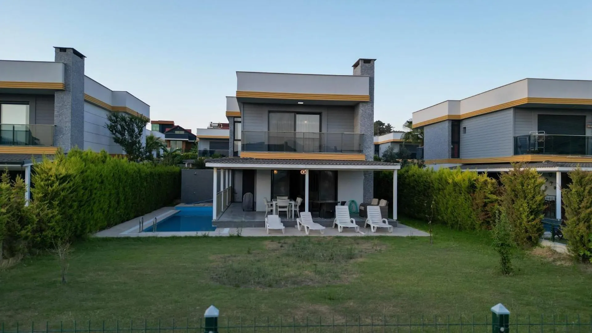 Oezel Havuzlu Luex Villa 库萨达斯