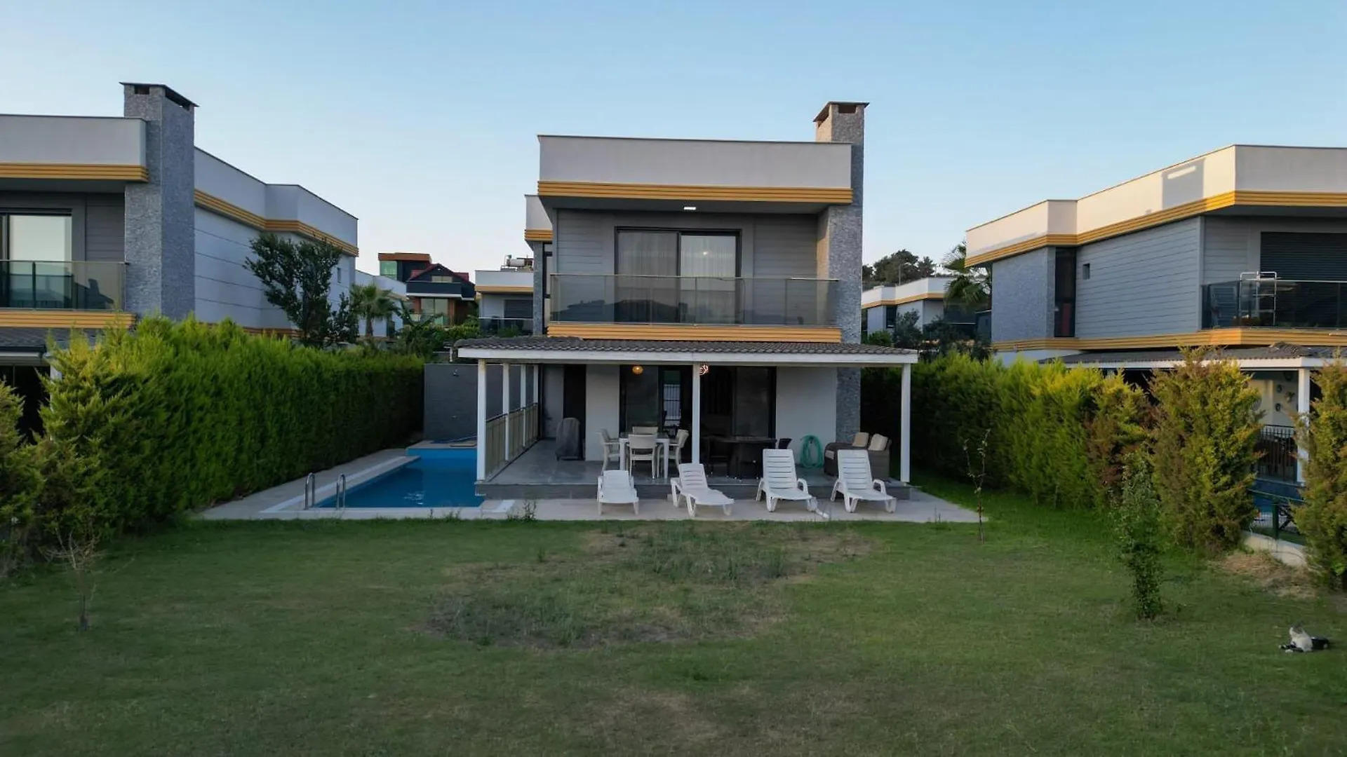 Oezel Havuzlu Luex Villa 库萨达斯