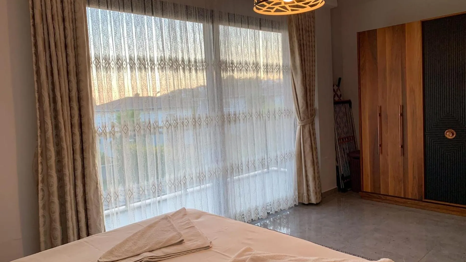 Oezel Havuzlu Luex Villa 库萨达斯