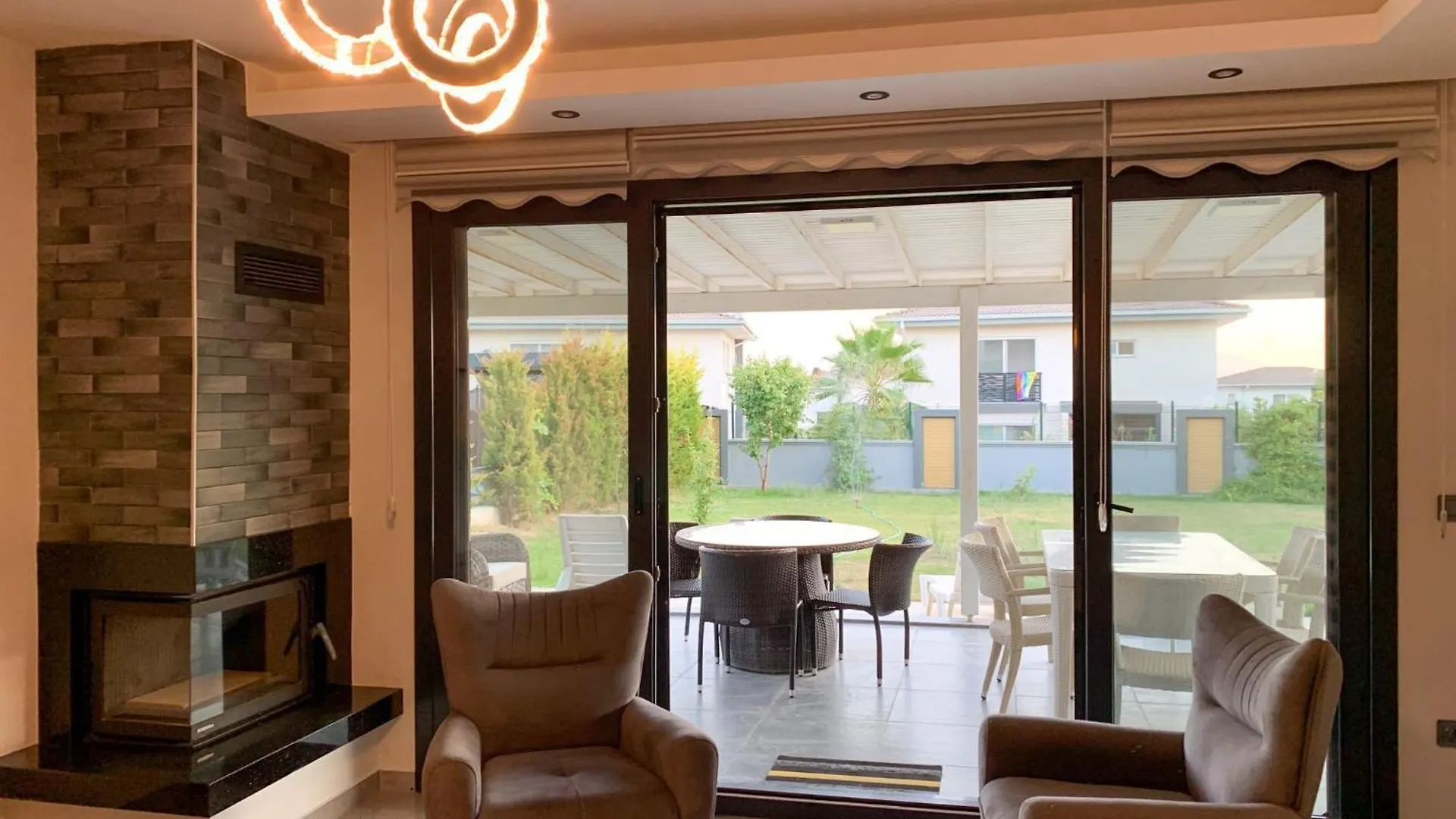 Oezel Havuzlu Luex Villa 库萨达斯