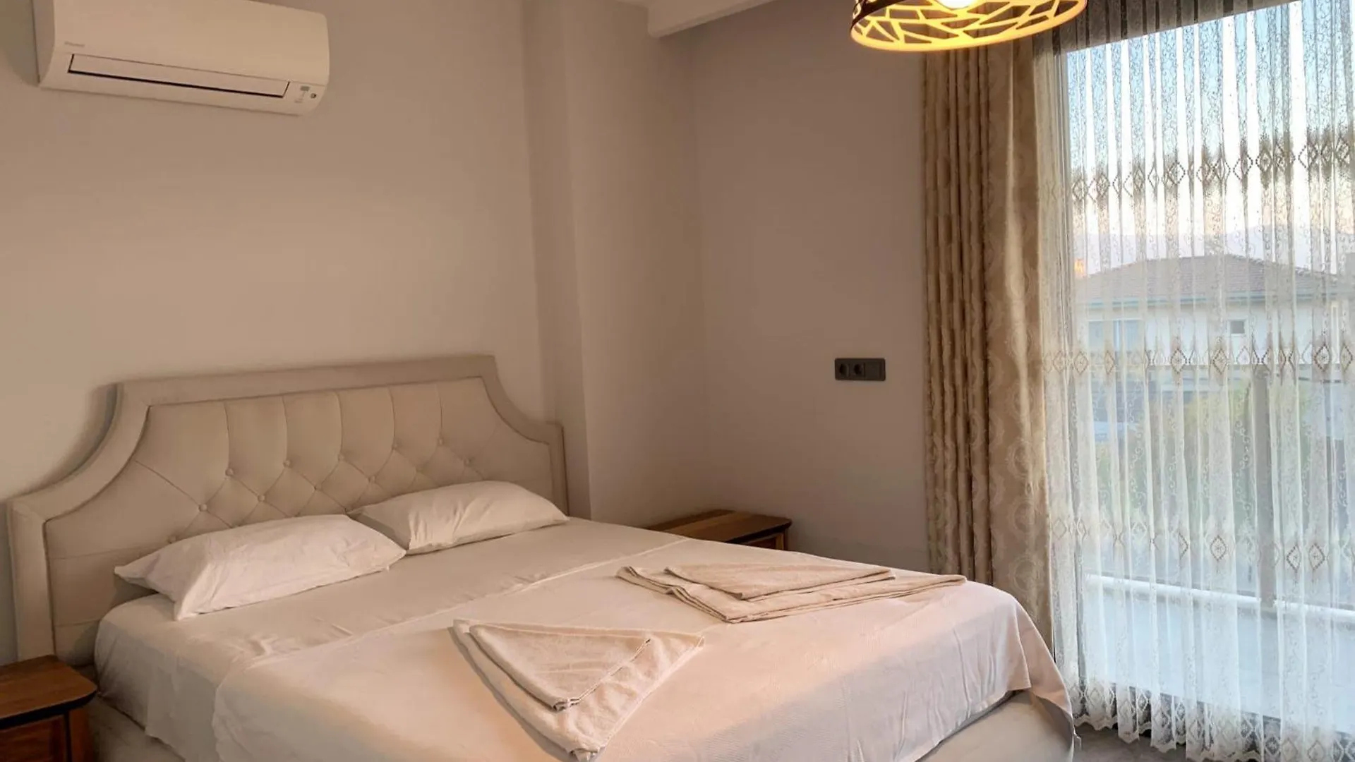 Oezel Havuzlu Luex Villa 库萨达斯