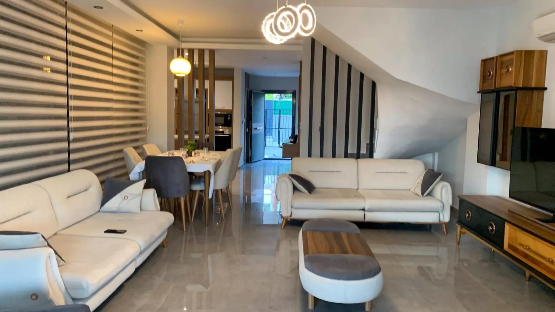 Oezel Havuzlu Luex Villa 库萨达斯